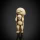 Netsuke eines stehenden Affen mit einem Pfirsich - фото 1