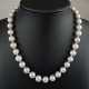 Perlenkette - Kette mit 36 hellgrauen Perlen von 10 bis 12 m… - Foto 1