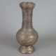 Vase - Bronzelegierung, gefußte kugelrunde Wandung mit lange… - Foto 1