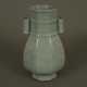 Hu-Vase - China, birnförmige gekantete Wandung auf Standring… - photo 1