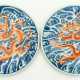 2 CHINESE PORCELAIN PLATES SHOWING A DRAGON - фото 1