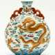 LARGE CHINESE PORCELAIN HANDLE VASE SHOWING DRAGONS - фото 1