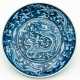 CHINESE BLUE AND WHITE PORCELAIN PLATE SHOWING A DRAGON - фото 1