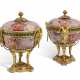 A PAIR OF LOUIS XVI ORMOLU-MOUNTED JAPANESE IMARI PORCELAIN BRULE-PARFUMS - Foto 1