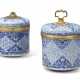 TWO REGENCE-STYLE ORMOLU-MOUNTED CHINESE BLUE AND WHITE PORCELAIN JARS AND COVERS - Foto 1