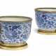 A PAIR OF REGENCE ORMOLU-MOUNTED CHINESE BLUE AND WHITE PORCELAIN CACHE-POTS - Foto 1
