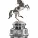 Außergewöhnliche Weltzeit-Tischuhr aus Silber mit steigendem Pferd "FREEDOM" - photo 1