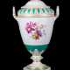 Grosse Weimar Vase mit Blumendekor, grünem Fond und Ziervergoldung - photo 1