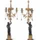 A PAIR OF LATE GEORGE III GILTWOOD AND EBONIZED THREE-LIGHT CANDELABRA - Foto 1