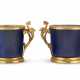 A NEAR PAIR OF REGENCE ORMOLU-MOUNTED CHINESE POWDER-BLUE PORCELAIN CACHE POTS - Foto 1