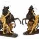 A PAIR OF FRENCH GILT AND PATINATED BRONZE 'MARLY' HORSE GROUPS - Foto 1
