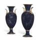 A LARGE PAIR OF ORMOLU-MOUNTED SEVRES PORCELAIN FAUX LAPIS GROUND VASES (VASES FORME OEUF, 3EME GRANDUER) - Foto 1