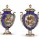 A PAIR OF MINTON PORCELAIN COBALT-BLUE GROUND VASES AND COVERS - Foto 1