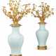 A LARGE PAIR OF FRENCH ORMOLU AND CRACKLE-GLAZED PORCELAIN CANDELABRA - Foto 1