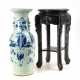 Große chinesische Vase auf Holztisch. - фото 1