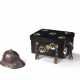 A PARCEL RED-AND-GILT-LACQUERED IRON MINIATURE HELMET AND A MOTHER-OF-PEARL-INLAID BLACK LACQUER BOX AND COVER - Foto 1