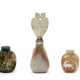 A SET OF A WHITE AND RUSSET JADE SNUFF BOTTLE AND TWO AGATE SNUFF BOTTLES - Foto 1