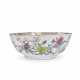 A LARGE FAMILLE ROSE 'FLORAL' PUNCH BOWL - Foto 1