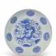 A BLUE AND WHITE 'WINGED DRAGON' DISH - Foto 1