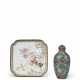 A PAINTED ENAMEL 'COCKEREL AND HEM' SQUARE DISH AND A CLOISONNÉ ENAMEL SNUFF BOTTLE - photo 1