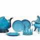 A GROUP OF SIX TURQUOISE-GLAZED VESSELS: A PEACH-FORM EWER, THREE DISHES, A TRIPOD CENSER AND COVER AND A BRUSH-REST - Foto 1