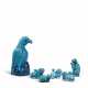 A GROUP OF SIX TURQUOISE-GLAZED PIECES: A PARROT, A MONKEY-FORM WATER-DROPPER AND FOUR INCENSE-BURNERS - Foto 1