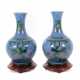 Vasenpaar China, wohl 19. Jh., Porzellan blau glasiert, die… - фото 1