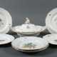 Figürliche Deckelterrine und 6 Teller Meissen, 1850-1924, Po… - Foto 1