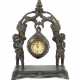 Hängende Tisch-Uhr mit figürlichem Stand um 1900, Zifferblat… - Foto 1