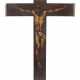 Wandkruzifix 18./19. Jh., der Korpus Christi im Dreinageltyp… - Foto 1