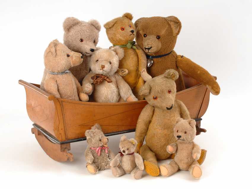 Lot 1668 Mixed Lot Of Teddy Bears In The Biedermeier Doll Cradle