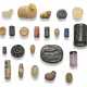 TWENTY-TWO ANCIENT EGYPTIAN AND NEAR EASTERN SEALS AND CYLINDER SEALS - Foto 1