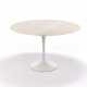 Table model "Tulip". Produced by Knoll International, Usa, disegno del 1956. White marble top, cast aluminium pedestal and white rilsan. (h 72 cm.; d 120.5 cm.) (slight defects) - Foto 1