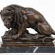 Bronzefigur "Löwe mit erlegtem Wildschwein", Nachguß, braun patiniert, unsigniert, H. 19 cm, auf schwarzer Marmorplinthe, ges. 22x29x15 cm - photo 1