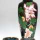 Cloisonné-Vase auf Holzsockel und -Aschenbecher, Messing/Kupfer emailliert, polychromer Blumendekor auf schwarzem Grund, Vasen-H. 22,5 cm, Ascher-Dm. 8,2 cm - фото 1