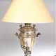 Tischlampe, Samowar als Fuß, dimmbar elektrifiziert, versilbert (berieben), beiger Lampenschirm, Ges.-H. 65 cm - фото 1