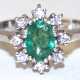 Smaragd-Brillant-Ring, 585er WG, mittig 1 Smaragd im Ovalschliff, ca. 1 ct., umgeben von 8 Diamanten in Krappenfassung, Ges.-Gew. 3,6 g, RG 47,5 cm - photo 1