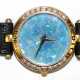 Damen-Armbanduhr "Medici Doro", 750er GG, besetzt mit 17 Diamanten, mit Opal-Zifferblatt mit seitlichem Riß, rücks. Monogramm-Gravuren, Funktion nicht geprüft, Dm. 2,3 cm, schwarzes Lederarmband mit 750er GG-S… - Foto 1