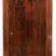 Biedermeier-Eckschrank, Mahagoni furniert, Norddeutschl. um 1830, hinter 1 Tür 3 Einlegeböden, thermisch konserviert, Tür leicht verzogen, 156x89 cm, Schenkelmaß 62 cm - photo 1