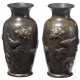 Zwei Vasen mit reliefiertem Dekor, Japan, Meiji-Periode, spätes 19. Jhdt. - Foto 1
