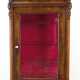 Louis-Philippe-Vitrine, Mahagoni furniert, 1-türiger, frontseitig verglaster Korpus, im Sockel und über Tür 1 Schubkasten, geschnitzte Bekrönung, 178x97x44 cm - фото 1