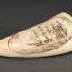 Scrimshaw "H.M.S. Arrow under attack by the french frigate "Hortense" off the coast of algiers" 1805, beschnitzter Walzahn mit gefärbtem Ritzdekor, 192g, H. 10,5cm - Foto 1