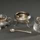 3 Diverse Salieren in verschiedenen Stilen und Formen, um 1900, Silber 925/800: 1 in Neorokoko Stil mit Glaseinsatz (H. 3,8cm), 1 Baccarat Schliff mit Silber 925 Rand und Löffel (London 1910/Birmingham 1903, H. 3,3cm) un… - фото 1