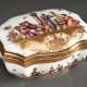 Hochfeine kartuschförmige Meissen Porzellan Schnupftabakdose mit allseitiger lupenfeiner polychromer Höroldt Chinoiserie Malerei auf Goldornament Konsolen, stark gewölbter Scharnierdeckel in Gold Montierung mit „Musizier… - фото 1