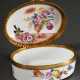 Ovale Porzellan Schnupftabakdose mit allseitiger polychromer Malerei „Obst- und Blumenbouquets“, leicht gewölbter Scharnierdeckel in ornamentierter Messing Montierung, innen lupenfeines "Stillleben mit Vogel und Vas… - photo 1