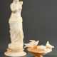 2 Diverse Alabaster Reise-Souvenirs: "Venus von Milo“ und „Tauben des Plinius“, wohl Italien um 1900, H. 15,5cm/7cm, Ø 11,5cm, bestoßen - фото 1