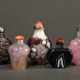 5 Diverse Snuffbottles in verschiedenen Formen und Stein Varietäten sowie Überfangglas, China, 20.Jh.: 1x Amethyst, 1x rosé Glas in Blütenform, 1x Streifenachat, 1x Puddingstein, 1x violettes Überfangglas mit detailreich… - photo 1