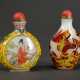 2 Diverse Glas Snuffbottles, China, 20.Jh.: 1x rot-gelbes Überfangglas mit detailreichem Schliff "Vögel auf Blüten" und 1x mit farbenfroher Emaillemalerei "Lesende Damen" und Qianlong Marke am Boden, … - Foto 1