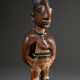 Ibeji Zwillingsfigur der Yoruba, Oyo City Nigeria, Holz, Ton, Glasperlen, Muschel, Baumwollfaden, Eisen, Wäscheblau, H. 29cm, Provenienz: erworben 1958 auf Igbuke Workshop, Lore Kegel, Boris Kegel-Konietzko, Kegel-Koniet… - фото 1