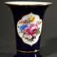 Meissen Kratervase „Blumenreserve“ auf kobaltblauem Fond, goldstaffiert, H. 16,3cm - Foto 1